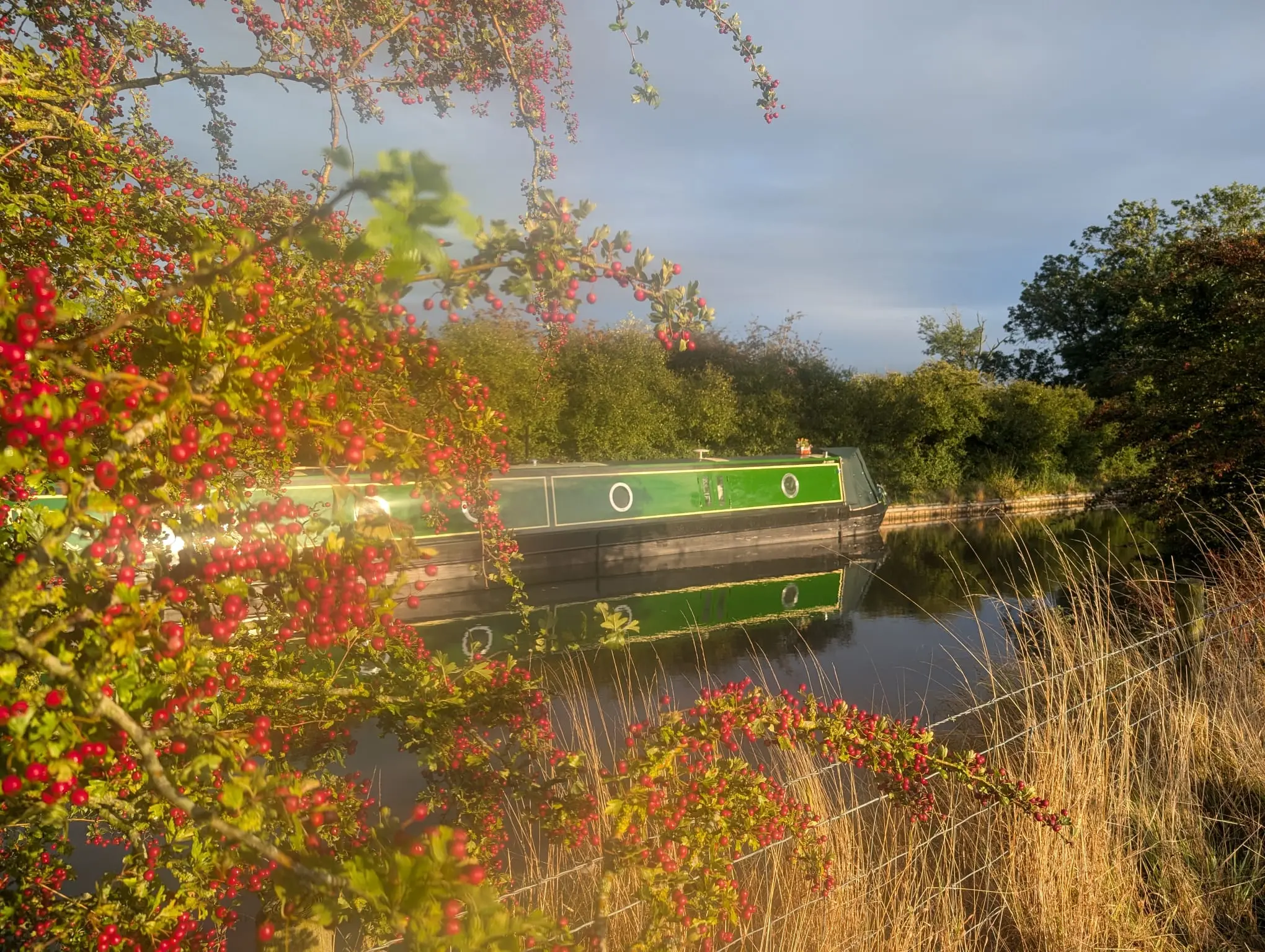 An autumnal photo of a narrowboat