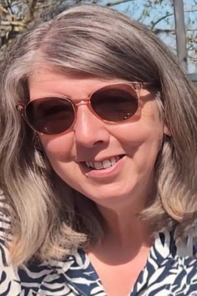 Lorraine, co-owner of Narrowboat Round Tuit and writer, photographer and designer.
