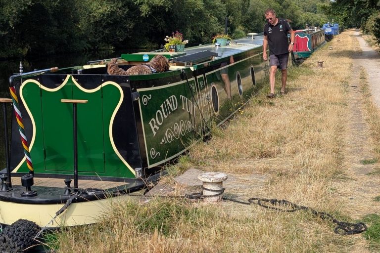 John tying our narrowboat to a visitor mooring at Woodlesford.